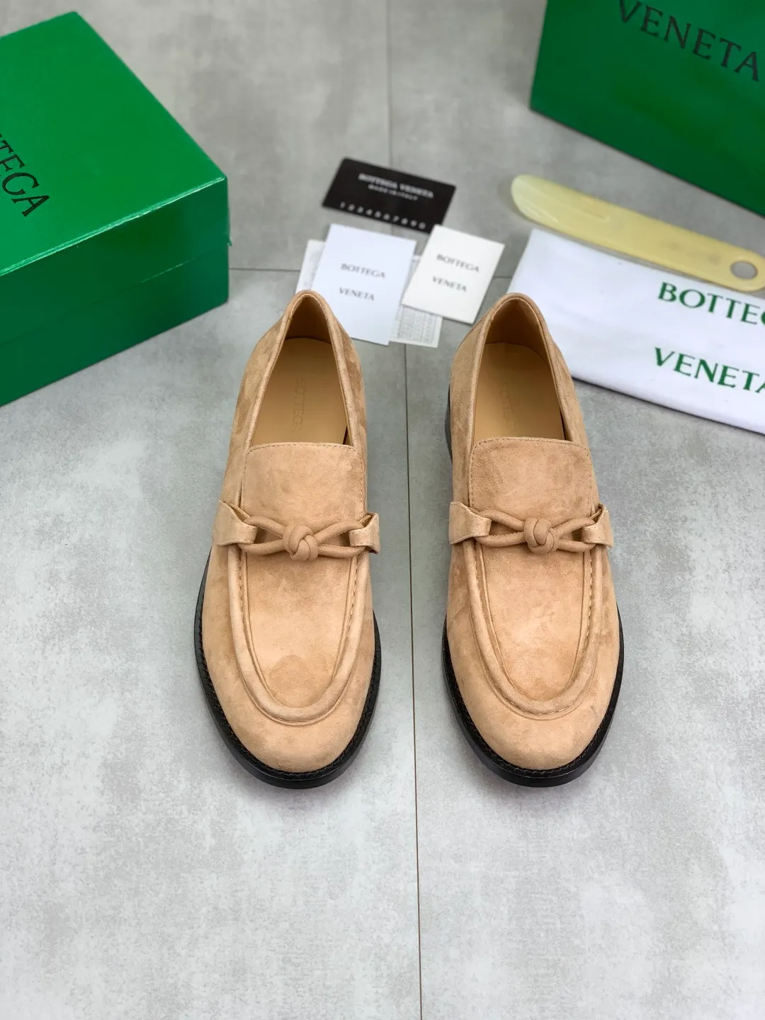 Men's shoes 💰P820 [New model] (genuine leather outsole) water-dyed cow lining 💰High-quality business couple leather shoes 💎💎💎 BOTTEGA VENETA official website synchronizes the latest top version of BV in the market, accept material comparison, shoe type comparison, process comparison, practical and textured, versatile and suitable for any occasion, the more you look at it, the more flavorful it becomes. Purely hand-knitted craftsmanship - Upper material, calfskin imported from Italy 🇮🇹 - High-quality water-dyed cowhide lining - Original private model customized leather outsole -Size: Female 35-39 (40 ordered) Male 39-44 (38 45 can be customized) Color: Multiple colors available